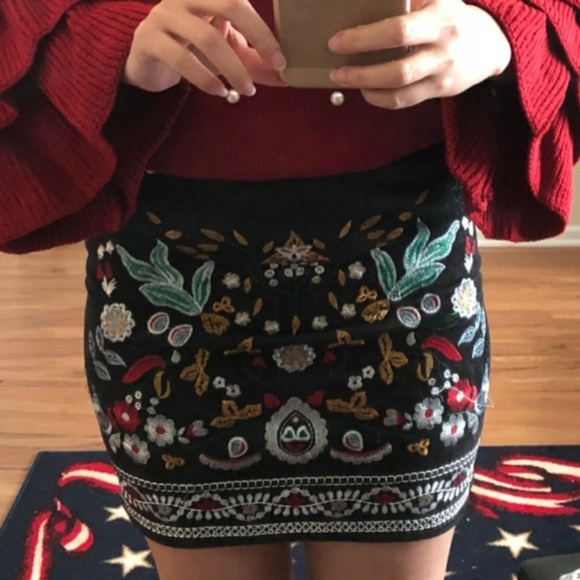 New Floral Embroidered Skirt - Picture 4 of 4